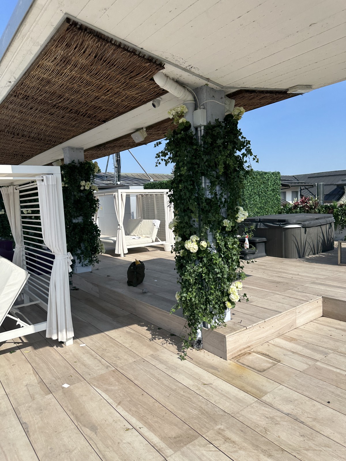 Vista d'insieme della terrazza dell'Hotel Le Palme dopo l'allestimento BM Piante Artificiali LUX